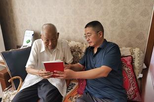 托蒂和范巴斯滕来到中国贵阳参加活动，两人共同制作了脚印模型